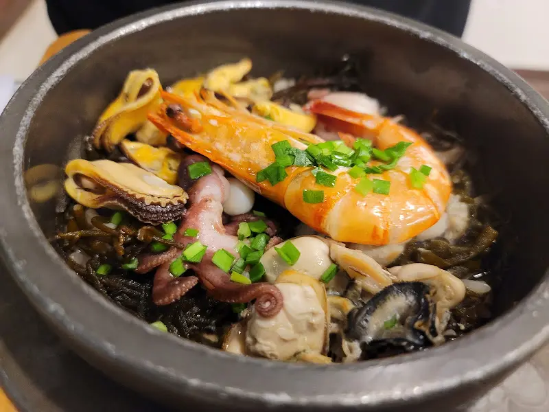 해물이 가득한 솥밥