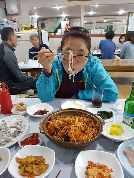 해물찜을 즐기는 손님