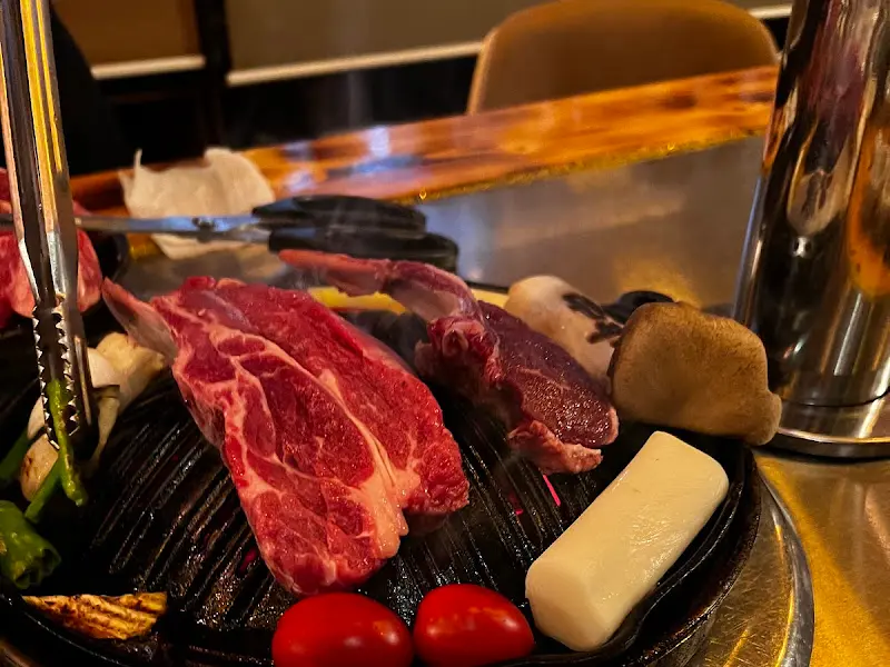 숯불 위에서 맛있게 구워지고 있는 양갈비