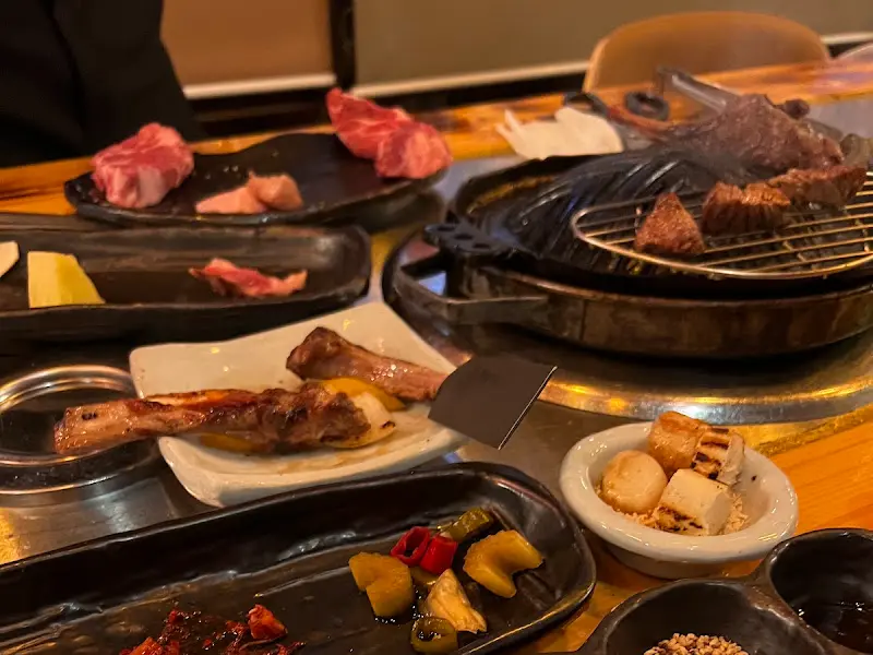 테이블 가득 차려진 푸짐한 양고기 한 상