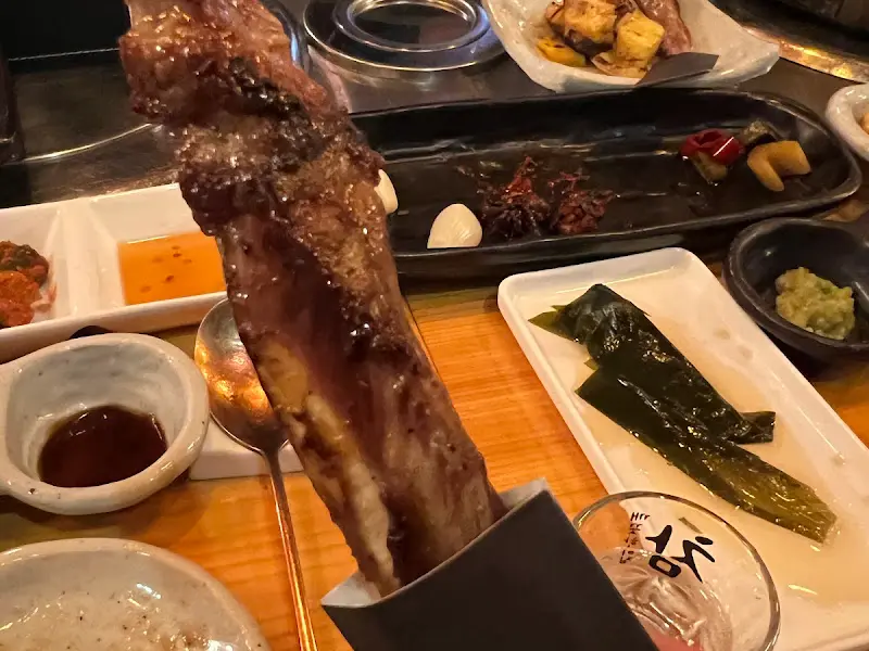 큼지막한 양갈비를 들고 뜯는 모습