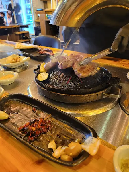 직원분이 직접 구워주는 양고기