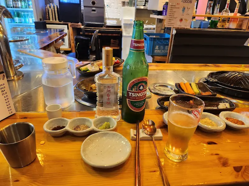 깔끔하게 차려진 식탁