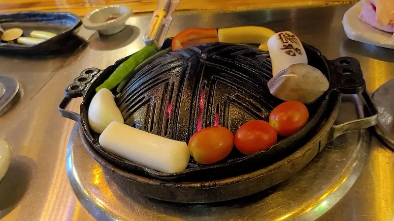 양갈비와 함께 구워 먹는 떡, 토마토, 채소