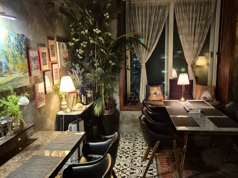 BIUM 내부 테이블과 의자