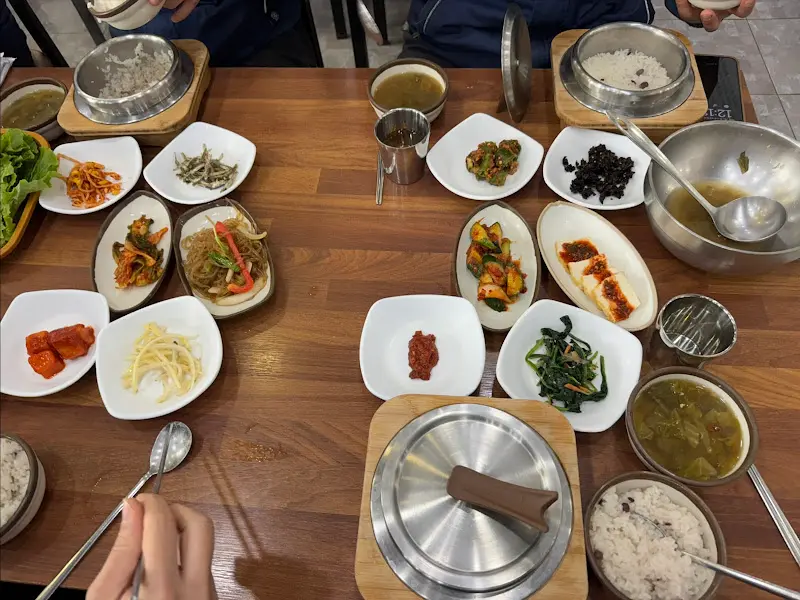 한 상 가득 차려진 모습