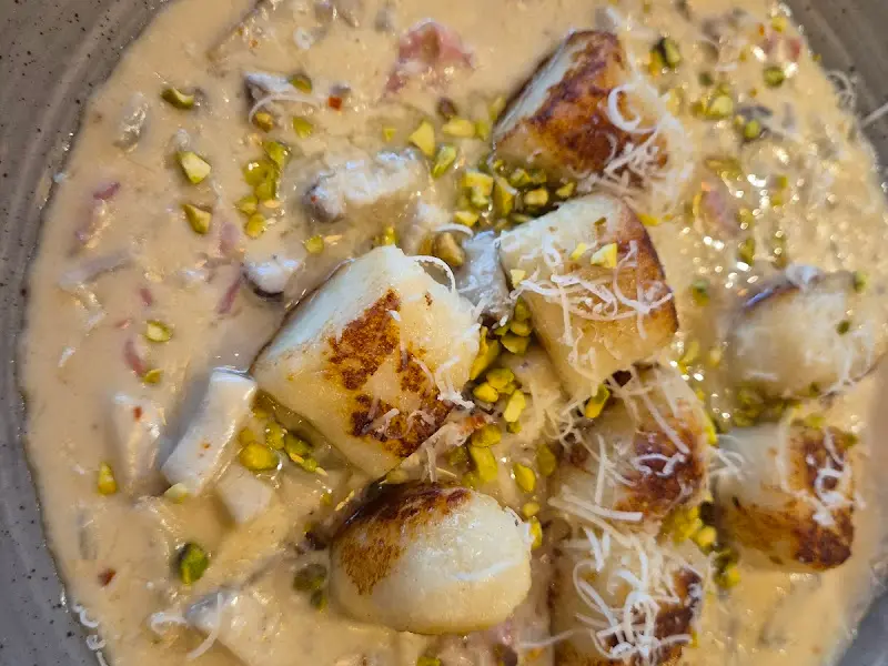 크림 소스에 버무려진 뇨끼