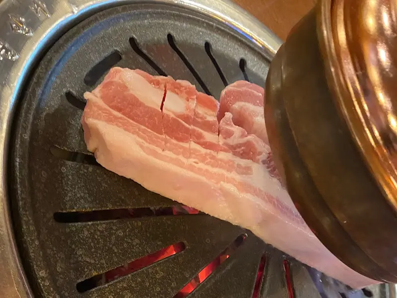 불판 위에서 익어가는 삼겹살