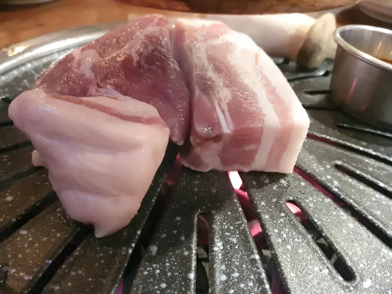 불판 위의 삼겹살