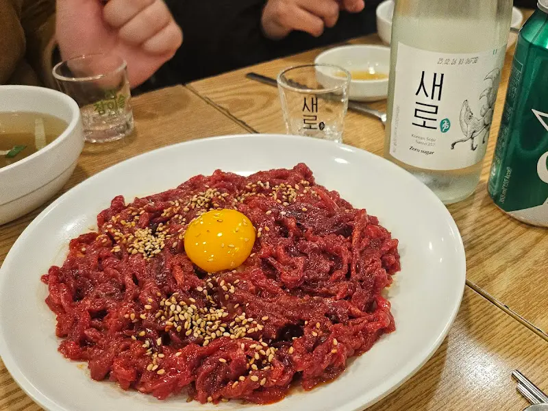 노른자를 톡 터뜨린 육회