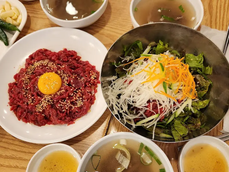 푸짐한 육회비빔밥