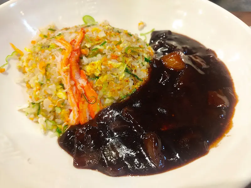 짜장 소스가 곁들여진 볶음밥