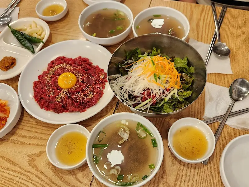 육회와 육회비빔밥 한 상 차림