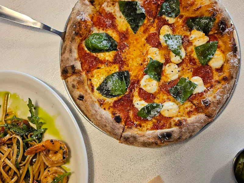 마르게리따와 페퍼로니 피자