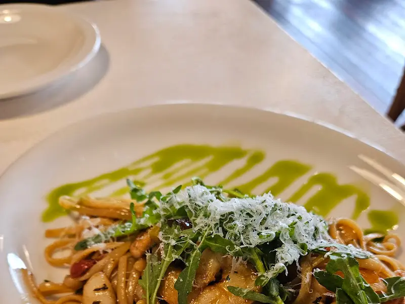 파스타 위에 뿌려진 치즈