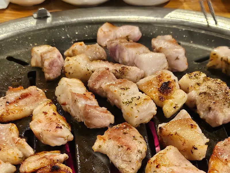 노릇하게 구워진 삼겹살