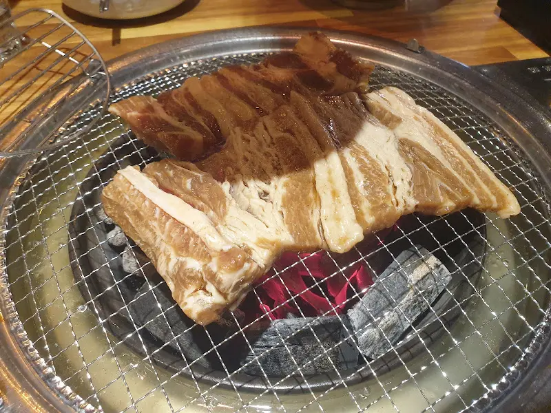 숯불 위 삼겹살