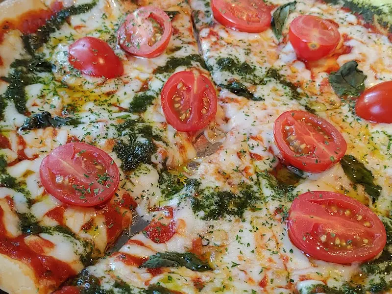 신선한 토마토와 모짜렐라 치즈, 바질이 어우러진 마르게리따 피자