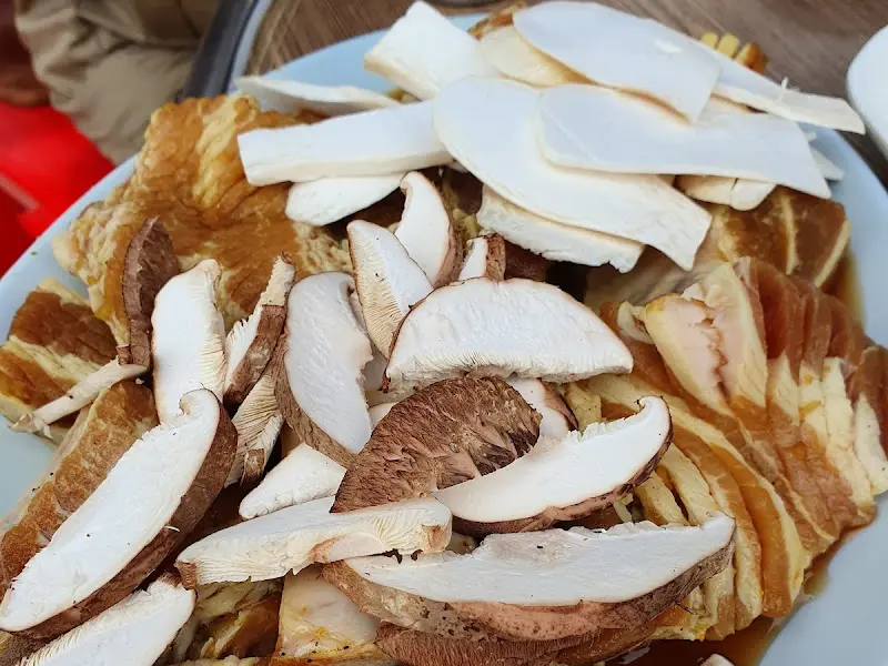 돼지갈비와 함께 나온 버섯 슬라이스