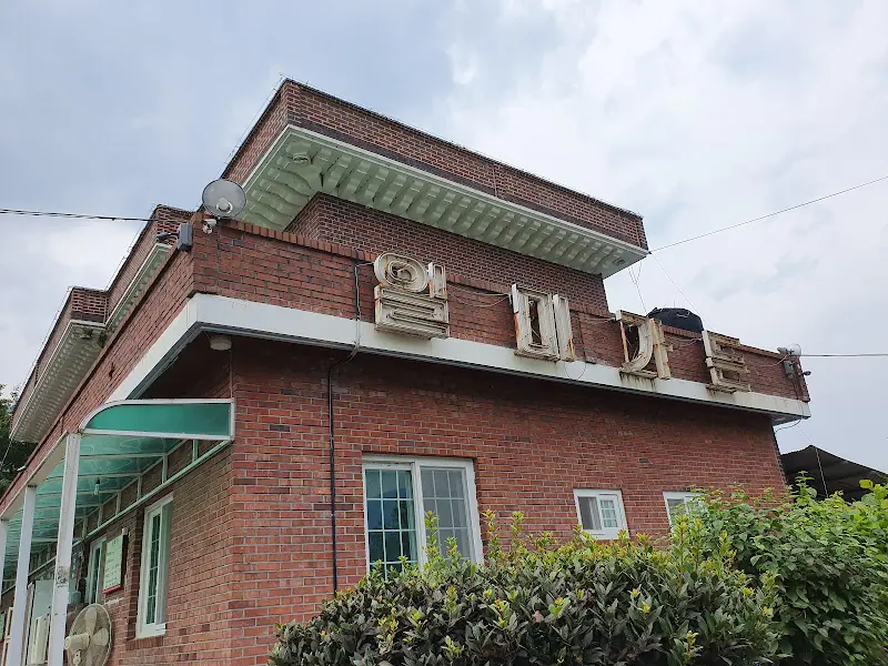 붉은 벽돌로 지어진 일미가든 건물 외관