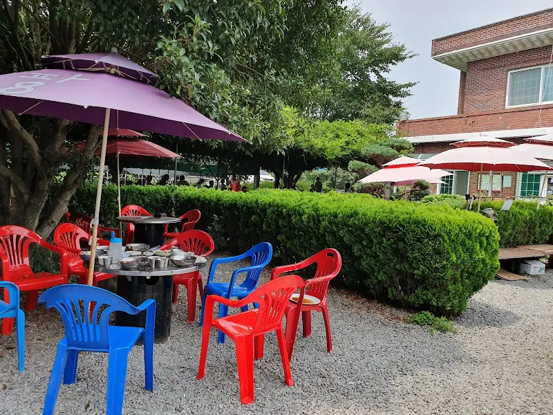 일미가든 야외 테이블 전경