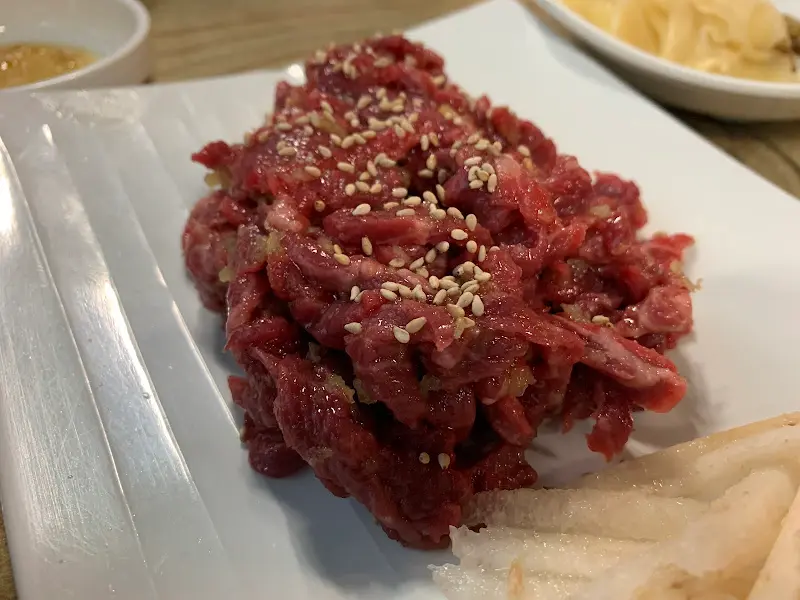 참깨 솔솔 뿌려진 육회