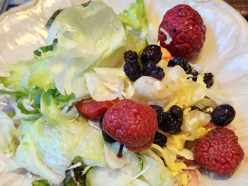 싱싱한 채소와 라즈베리가 어우러진 샐러드