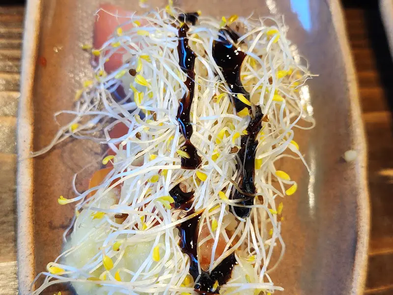 가지런히 놓인 콩나물 샐러드