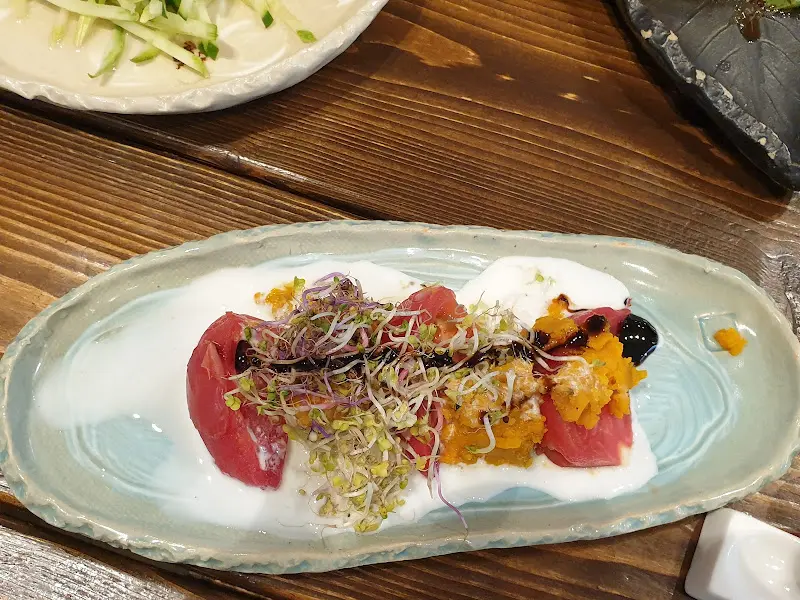 예쁘게 담겨 나온 샐러드