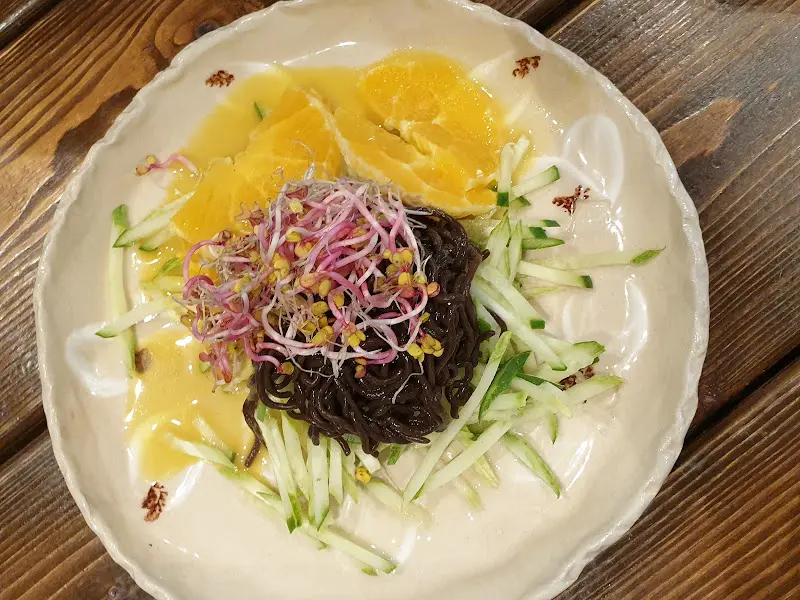 오렌지와 검은 면의 조화