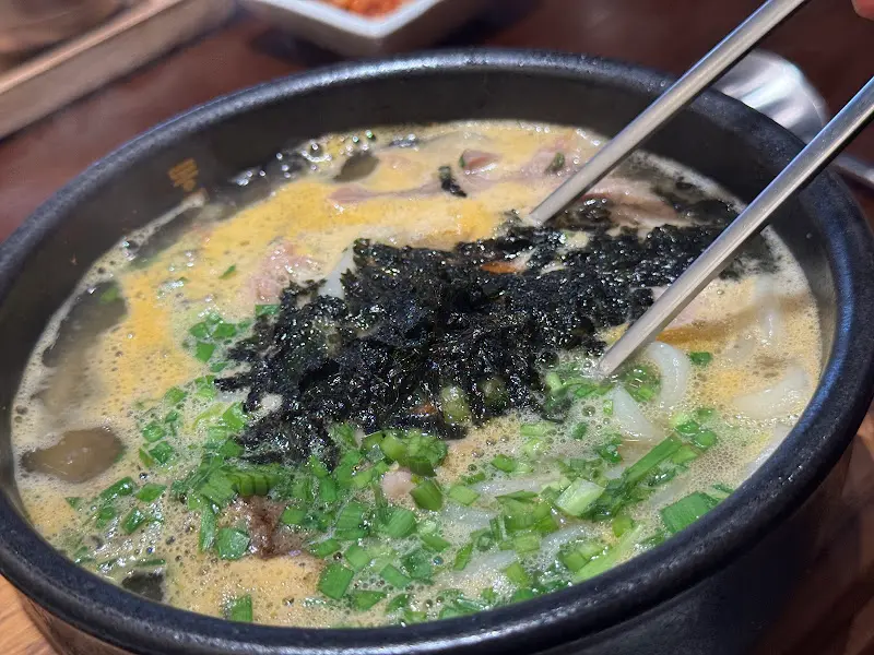 우동순대국밥 근접샷