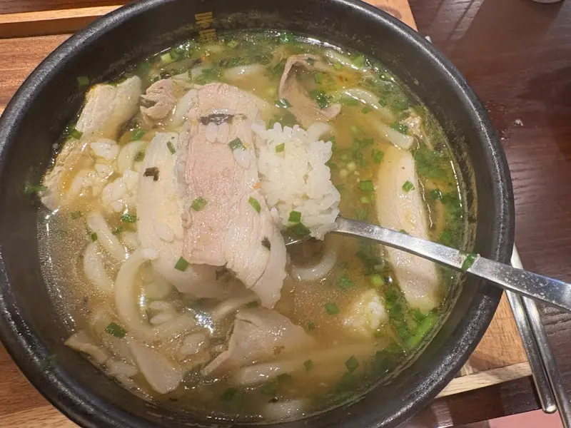 숟가락으로 떠먹는 모습