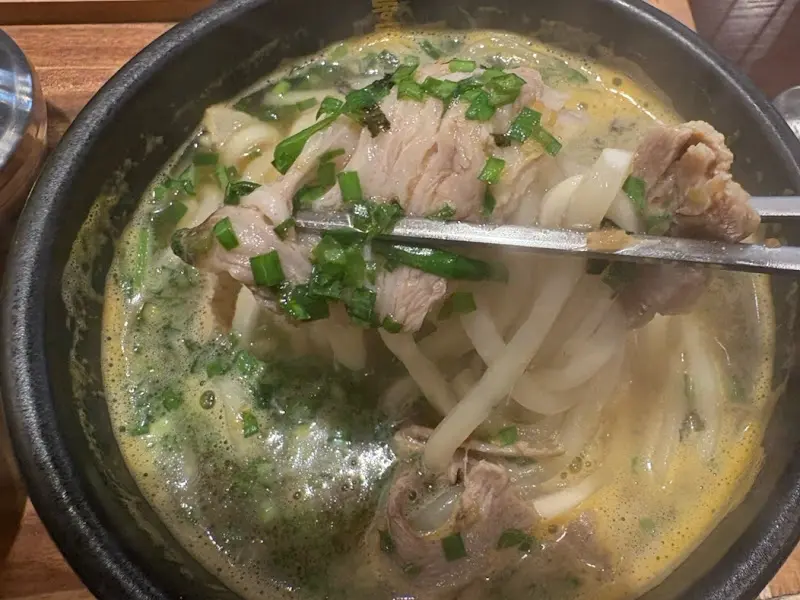 젓가락으로 면을 들어올리는 모습