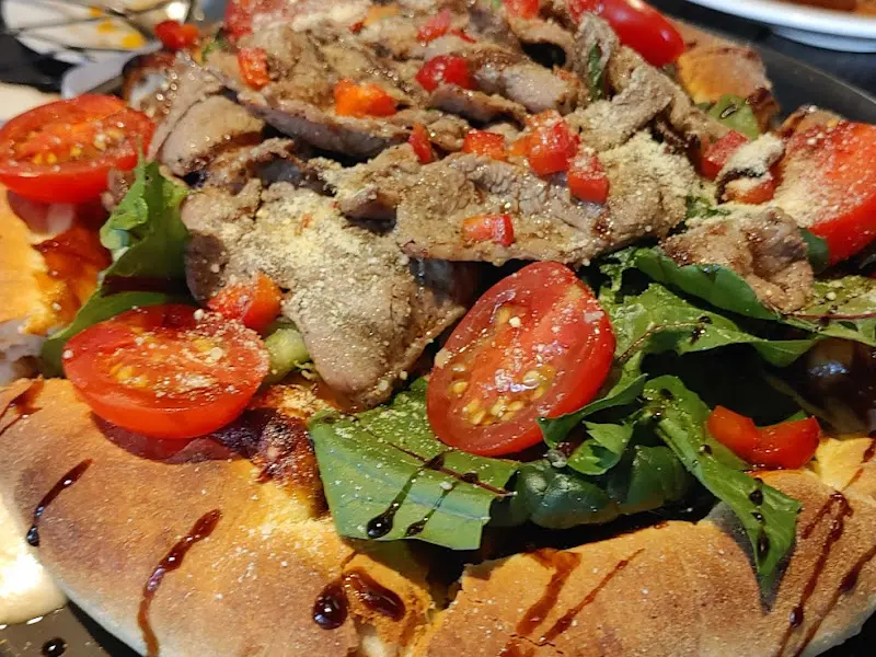 스테이크 샐러드 피자