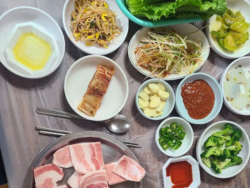 다양한 밑반찬과 냉동 삼겹살