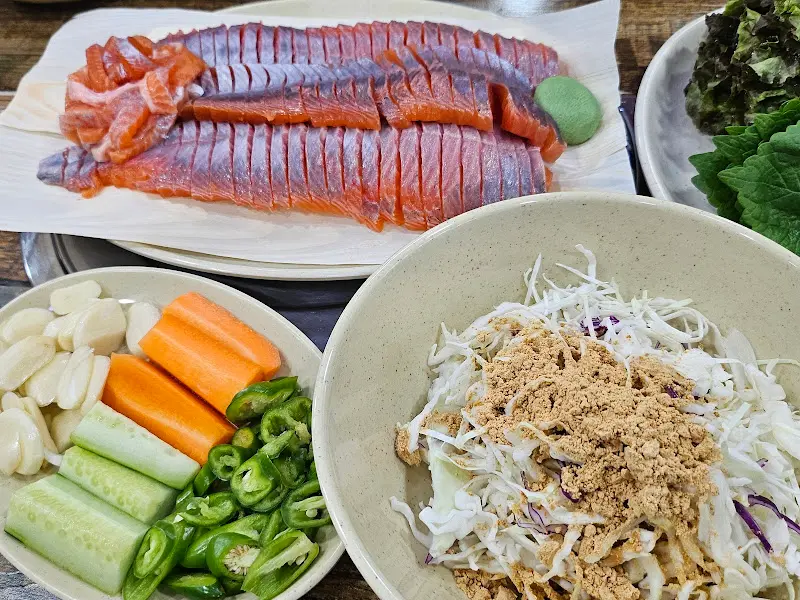 신선한 송어회 한 상 차림