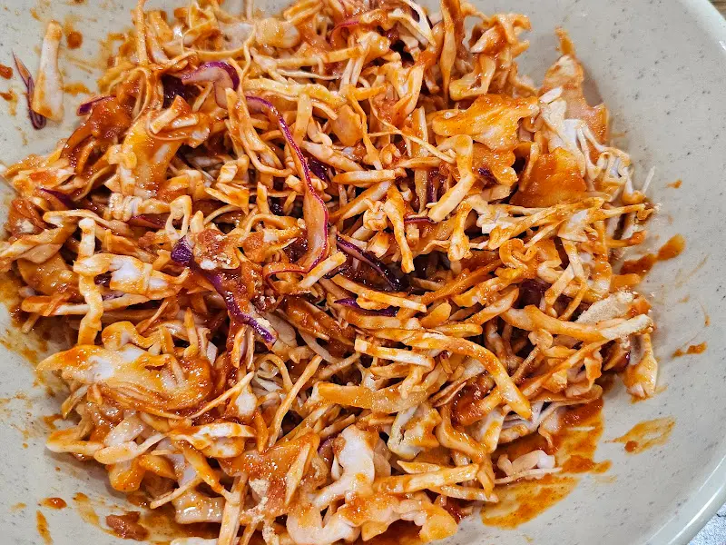 매콤달콤 양념에 버무려진 채소