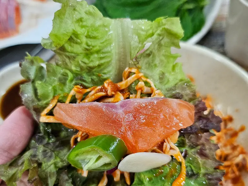 싱싱한 채소와 송어회의 콜라보