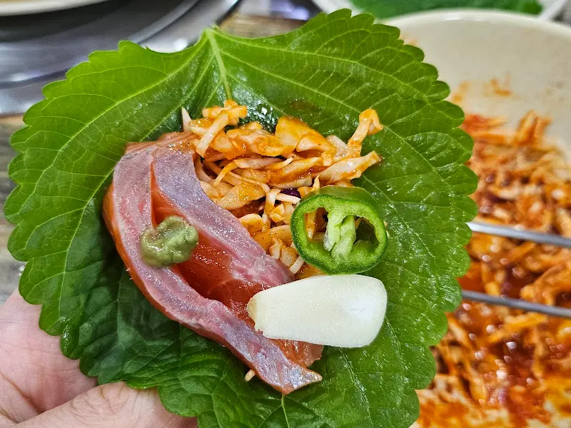 깻잎에 싸 먹는 송어회