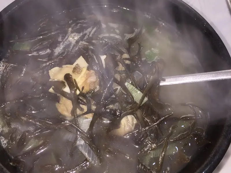 뜨끈한 뚝배기에 담겨 나오는 뜸북국