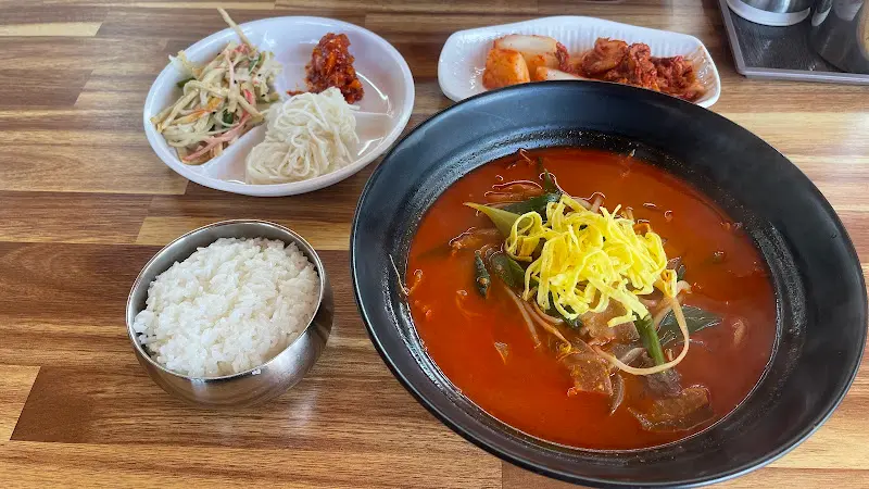 설렁탕과 기본 반찬