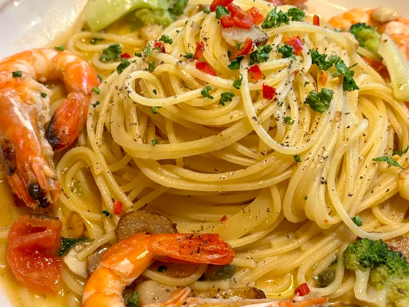 감베리 오 파스타의 클로즈업 샷. 탱글탱글한 면발과 신선한 해산물이 돋보인다.