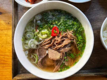 골목길 숨은 보석, 연남동 돈가스 맛집에서 발견한 뜻밖의 한국식 쌀국수 향연