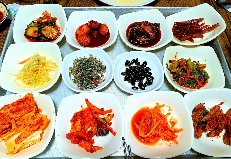 다채로운 맛을 자랑하는 일호집의 기본 반찬들