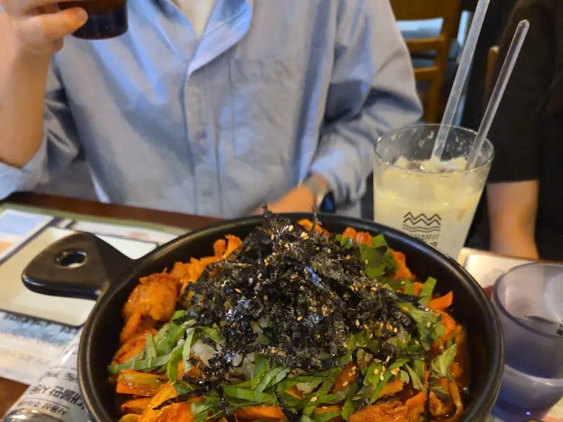 김 가루가 듬뿍 뿌려진 낙곱새볶음