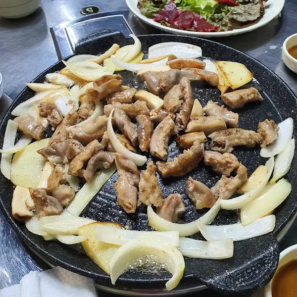 노릇노릇 익어가는 곱창구이