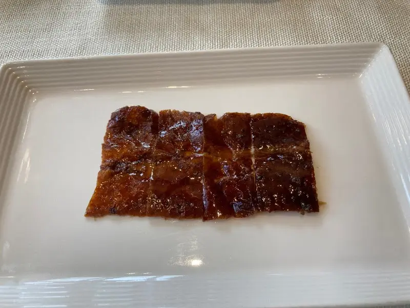 접시에 가지런히 담긴 북경 오리 껍질