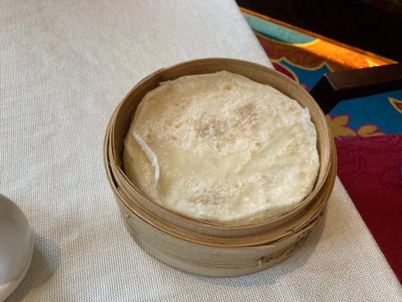 따뜻한 김이 모락모락 나는 딤섬