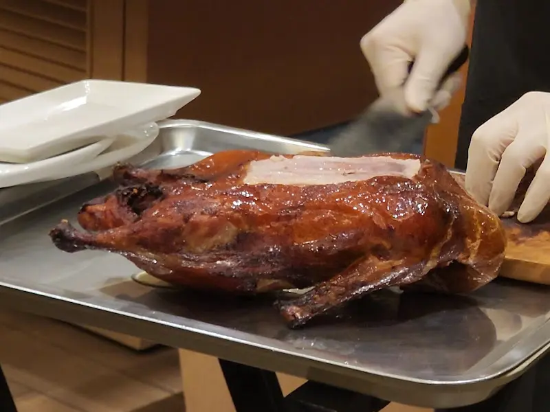 능숙한 솜씨로 북경 오리를 손질하는 직원