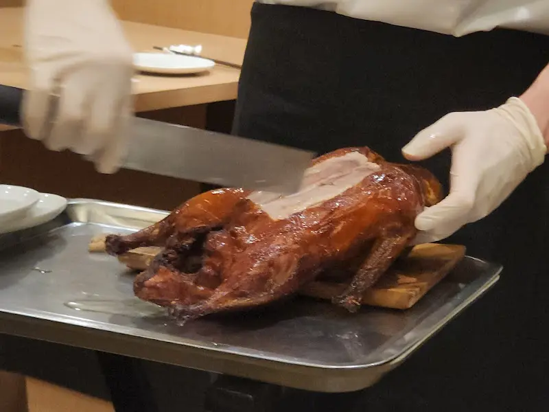 북경 오리 껍질을 저며주는 모습